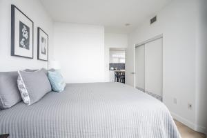 Кровать или кровати в номере Сoolness 1 Bedroom Condo in Downtown