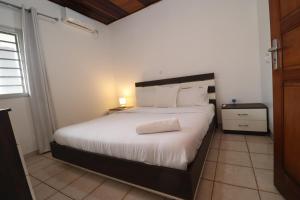 Postel nebo postele na pokoji v ubytování AfriqPnB VC duplex 3 chambres Kribi Mboamanga avec piscine et bord de mer + 10 fotografií