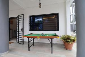 Stolní tenis v ubytování AfriqPnB VC duplex 3 chambres Kribi Mboamanga avec piscine et bord de mer nebo okolí