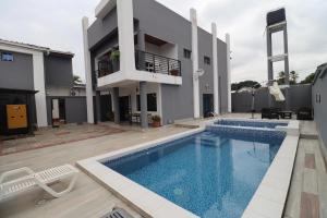 Bazén v ubytování AfriqPnB VC duplex 3 chambres Kribi Mboamanga avec piscine et bord de mer nebo v jeho okolí