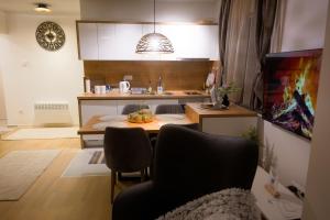 a kitchen with a table and chairs in a room at Bjelasnica Bliss Apartment in Bjelašnica