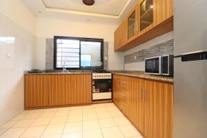 Kuchyň nebo kuchyňský kout v ubytování AfriqPnB VC duplex 3 chambres Kribi Mboamanga avec piscine et bord de mer