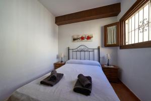 ein Schlafzimmer mit einem Bett mit zwei Handtüchern darauf in der Unterkunft Sotillo E-6-9 in San José + 42 Fotos