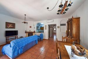 ein Wohnzimmer mit Sofa und Tisch in der Unterkunft Sotillo E-6-9 in San José