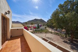 ein Balkon mit Blick auf ein Haus in der Unterkunft Sotillo E-6-9 in San José