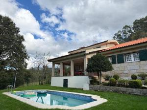 een huis met een zwembad in de tuin bij Sobreiros' Studio - Gerês in Terras de Bouro