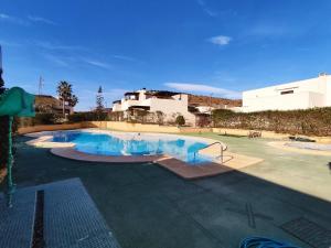 ein großes Schwimmbad vor einem Gebäude in der Unterkunft Sotillo E-6-9 in San José