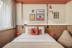 Una cama o camas en una habitación de The Usual Brussels