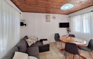 TV a/nebo společenská místnost v ubytování Three-Bedroom Holiday Home With Sea View In Praznica