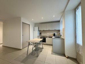 Kuchyň nebo kuchyňský kout v ubytování Aux Volets Bleus - Wifi Rdc Parking