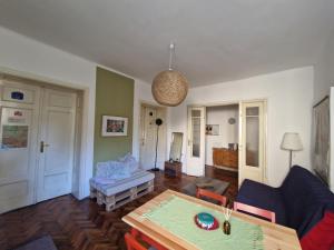 un soggiorno con un divano e un tavolo di Central Station Private Rooms a Belgrado