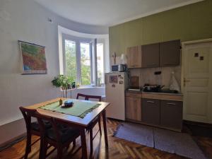 una cucina con un tavolo e un frigorifero bianco di Central Station Private Rooms a Belgrado Altre 14 foto