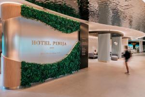 ペトルチャネにあるホテル ピニジャのショッピングモールの緑の壁のディスプレイ +62枚の写真