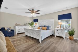 Ένα ή περισσότερα κρεβάτια σε δωμάτιο στο Spacious 4BR Retreat with Heated Pool & Spa home