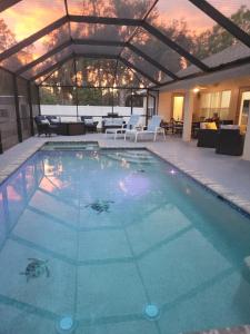 Πισίνα στο ή κοντά στο Spacious 4BR Retreat with Heated Pool & Spa home