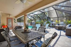 Χώρος καθιστικού στο Spacious 4BR Retreat with Heated Pool & Spa home