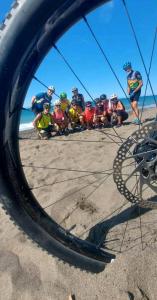 een groep mensen in een spiegel op het strand bij CozyandCalm in Florence