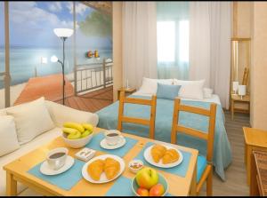 een woonkamer met een tafel met fruit erop bij Arguinegin 2 Bedroom Apartment Ocean View in Arguineguín