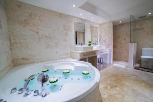 Ένα μπάνιο στο LTH Las Terrenas Hotel