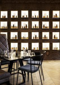 レイキャビクにあるアポテック ホテル レイキャビク バイ ケアホテルズのテーブルと椅子と窓のあるダイニングルーム