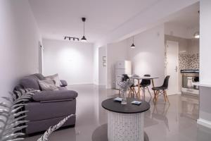 ミンデロにあるMindelo Downtown Stayのソファとテーブルのあるリビングルーム