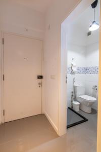 ミンデロにあるMindelo Downtown Stayのバスルーム(トイレ、スライドドア付)