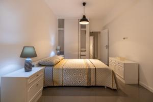 ミンデロにあるMindelo Downtown Stayのベッドと鏡のある寝室