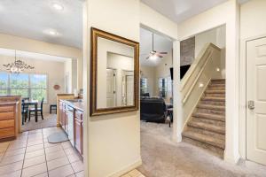 Кухня или мини-кухня в Honey Bee Inn with Communal Amenities & More
