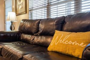 Гостиная зона в Honey Bee Inn with Communal Amenities & More