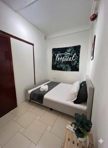 河内NOOK INN Hidden Gem Old Quarter的小房间,设有一张挂有墙上标志的床