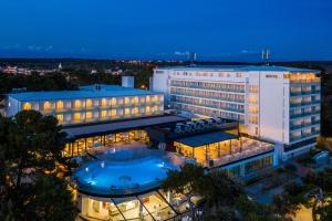 ペトルチャネにあるホテル ピニジャの夜の病院の空中