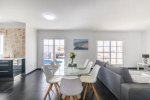 アデへにあるBEAUTIFUL VILLA - 4 bedrooms, heated pool, 2 priv car park places, fibre net, PS5, tv channelsのソファとテーブルのあるリビングルーム