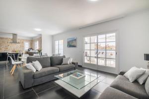 アデへにあるBEAUTIFUL VILLA - 4 bedrooms, heated pool, 2 priv car park places, fibre net, PS5, tv channelsのソファとテーブルのあるリビングルーム