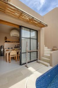 Pasir 3 - A stylish 2 bed villa in Bingin w pool في Bingin Beach: فيلا مع مسبح ومنزل