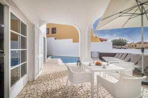 アデへにあるBEAUTIFUL VILLA - 4 bedrooms, heated pool, 2 priv car park places, fibre net, PS5, tv channelsのパティオ(白いテーブル、椅子、パラソル付) +66枚の写真