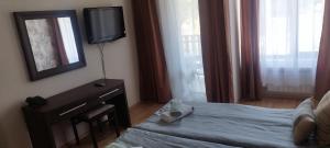 Postel nebo postele na pokoji v ubytování Луксозен СПА апартамент "Цвети" в Балнео хотел "Свети Спас" - Минерална вода,гледка и уют