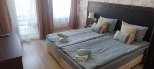 Postel nebo postele na pokoji v ubytování Луксозен СПА апартамент "Цвети" в Балнео хотел "Свети Спас" - Минерална вода,гледка и уют