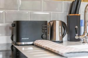 YarpoleにあるOff-Grid Glamping - Quiet, Starry Escapeのキッチンカウンターに置かれたキーボード付きのトースター