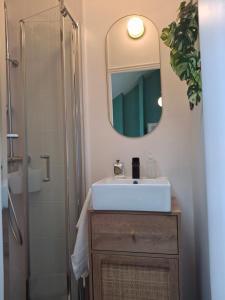 Koupelna v ubytování Le Village Montmartre by Hiphophostels + 55 fotografií