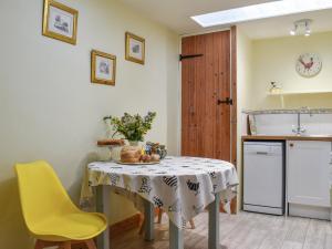 Kuchyň nebo kuchyňský kout v ubytování Cowslip Cottage