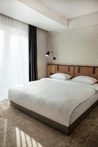 エスキシェヒルにあるSmart By Pointの大きな白いベッドと窓のある寝室 +63枚の写真