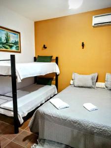 una habitación con dos literas en una habitación en Casa Mandacaru Pousada, en Caucaia