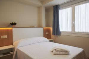 En eller flere senge i et værelse på Pensión CasaBlanca + 10 billeder