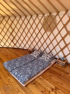 a room with a bed in a yurt at Jurta na Souvrati 