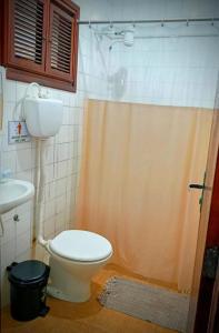 un baño con inodoro y lavabo en Casa Mandacaru Pousada, en Caucaia