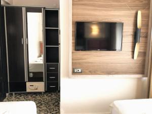 a room with a tv on a wall at AKSEL BUTİK OTEL in Aydın