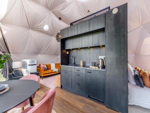 eine Küche in einem Zelt mit einem Tisch und Stühlen in der Unterkunft The Dome in Glasson