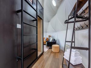 ein Zimmer mit einer Leiter und ein Zimmer mit einem Zelt in der Unterkunft The Dome in Glasson