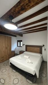 Un dormitorio con una gran cama blanca en una habitación. en La Casa de los Testarros, en Gavilanes 31 fotos más