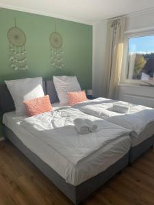 una camera da letto con un letto con lenzuola bianche e una finestra di Stilvolles Apartment,Familien und Gruppen,3SZ,Legoland,Ulmer Münster,bis6P a Blaustein